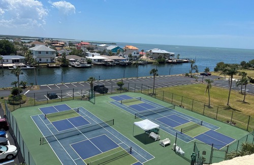 Hudson Condo | Gulf coast condo with AC in Hudson. 1 bedroom, 1 bathroom, updated kitchen.