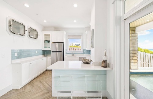 Sunnyside House | Gulf front retreat with pool, hot tub, & beach service—perfect for family groups