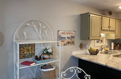 Ono Island Condo | Gulf side clean renovated two bedroom condo available fall/winter