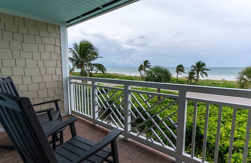 Captiva Hotel | Gulf View Pet Friendly Suite w Balcony | Pool & Beach Access | Parking & Shuttle