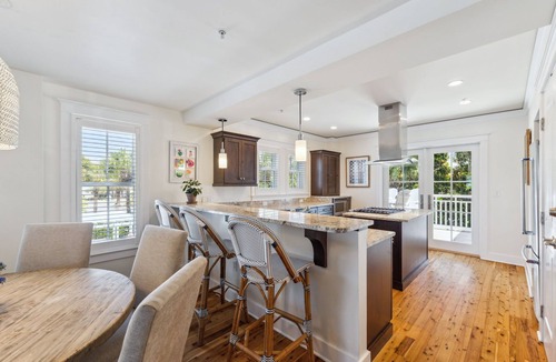 Gulf District Condo | Gulffront WaterColor Condo w/6-Seat LSV