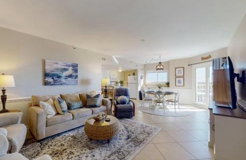 Fort Morgan House | Gulfview condo wbalcony & resort amenities - shared pools hot tubs tennis