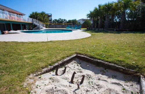 Toilla Segunda House | Gumbo Bungalow: Private Heated Pool w/Swim-up Bar, Volleyball, Ping Pong