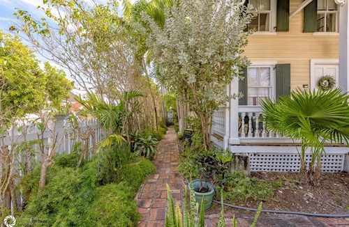 Downtown Apartment | Half block to Duval @ Mango Hideaway -studio apt