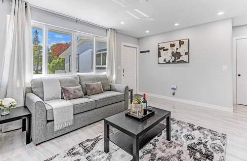 Hallandale Beach Apartment | Hallandale 1037 | Lakeside View: 15KM to Stadium & Near Beach