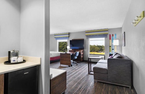Ferry Pass Hotel | Hampton Inn & Suites Pensacola I-10 N at Univ. Town Plaza