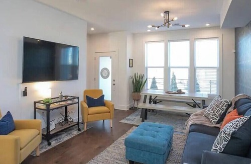 Madison House | Hank's Hangout 24–Rooftop Deck–Sleeps 8