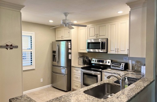 Biggar Condo | Happy Ours Hideaway -Ft Myers 2bd 2ba condo Non Smoking No Pets 10miles to beach