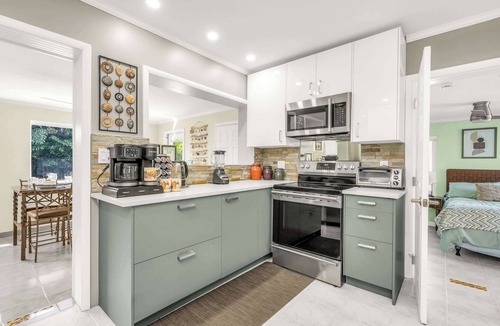 Croissant Park House | Heated Pool, 3 Hole Golf, FirePit, 5min to Airport