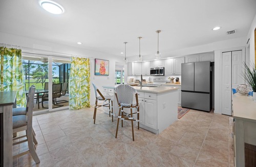Oakland Hills Cottage | HEATED POOL, 85.00 PER NIGHT ! 2 LIVING ROOMS, 3 BEDROOMS-4 COMAST CABLE TV’S