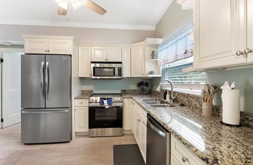 Anona House | Heated Pool & Beach Days, Cozy 3bd Family Home, Games