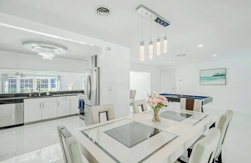 Fort Lauderdale House | Heated pool,Spacious modern 3-bed/2 bath ,/5 mile to the beach.Water canal view