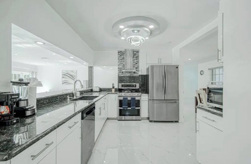 Fort Lauderdale House | Heated pool,Spacious modern 3-bed/2 bath ,/5 mile to the beach.Water canal view