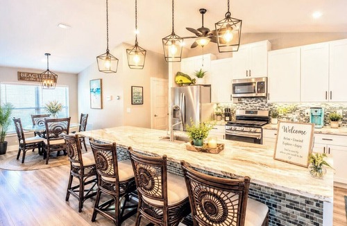 Vero Beach House | Heated Saltwater Pool Oasis + Hot Tub & Tiki Bar - Pet Friendly. Beach escape!