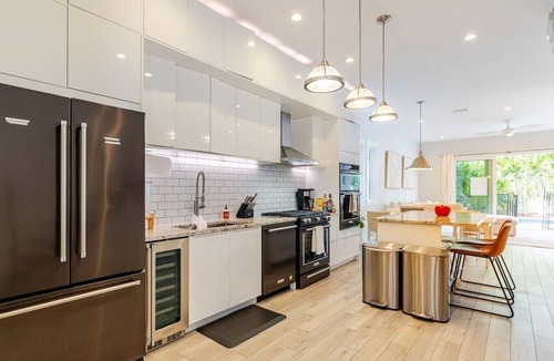 Gillespie Park House | Heated Saltwater Pool and Hot Tub, Walk Downtown.