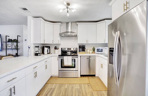 Garden Isles House | HeatedPool Hottub FreeParking PetFriendly 2.5miles Beach!