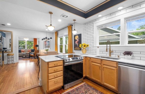 Gainesville House | Hibiscus Park Bungalow- Walk To UF/Luxury Home/Hot Tub