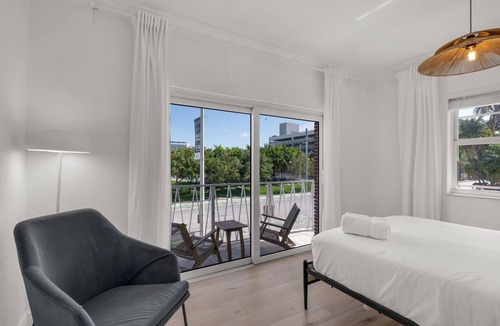 City Center Apartment | HIBISCUS Suite 2BD/1BA Steps to Lincoln Road South Beach