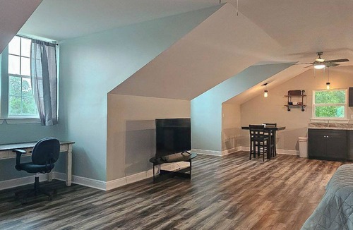 Fairhope Apartment | HIDDEN JAM! Private Studio on a Ranch. Access to Pool, Outdoor Kitchen, Fire Pit