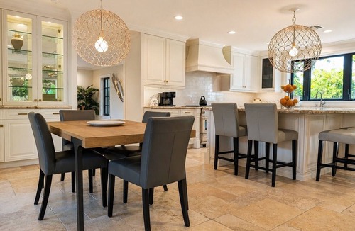 Dolphin Isles House | Hideaway & Harbour -2 minute walk to the beach
