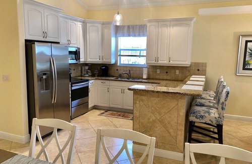 Naples Park House | High End 4 Bdrm Heated Pool Walk To Gulf Walk To Mercato Walk To The Ritz