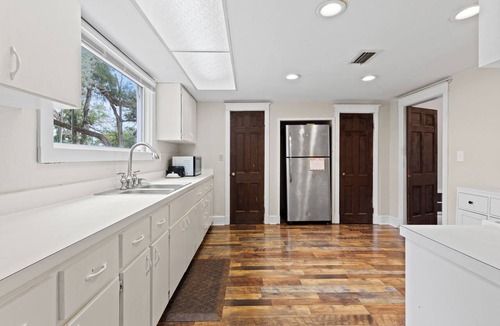 Williston House | Historic 1935 Charmin Retreat 4BR Near Devil’s Den and Cedar Lake