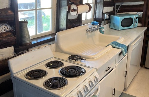Laguna Beach House | Historic 1936 Log Cabin - Steps to Beach - Sleeps 8 - Dog-Friendly