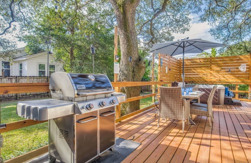 South Pensacola House | Historic 1944 Cottage | Hot Tub + Spa Bath | Beach