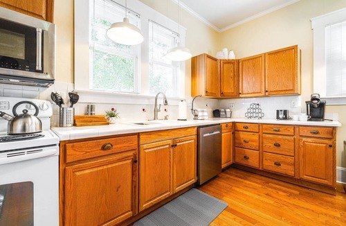 Lakeland House | Historic Lakeland Retreat | 4 King Beds & Private Deck | Walk to Florida Southern