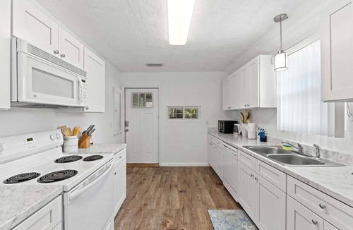 Panama City House | Historic St Andrews Cottage Bikes, Walk to Marina, Porch, Patio & Yard