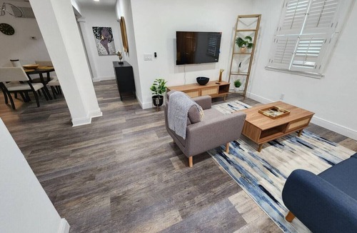 South Orange House | Historical SodoHouse DT near hospitals - Sleeps 11
