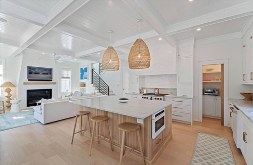 Sunnyside House | Holiday House-Seconds to the Beach, Brand New Home Sleeping 16!