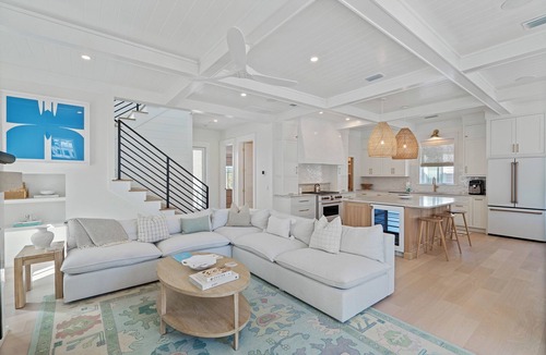 Sunnyside House | Holiday House-Seconds to the Beach, Brand New Home Sleeping 16!