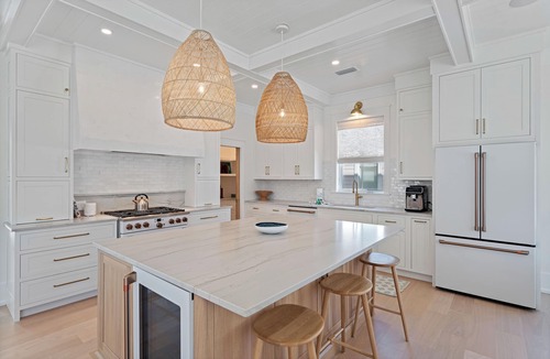 Sunnyside House | Holiday House-Seconds to the Beach, Brand New Home Sleeping 16!