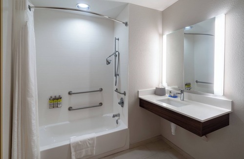 Talladega Hotel | Holiday Inn Express Hotel & Suites Talladega by IHG