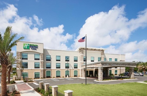 Pensacola Hotel | Holiday Inn Express & Suites Gulf Breeze - Pensacola Area by IHG