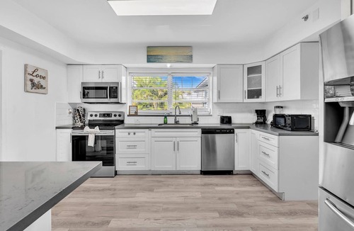 Parkside House | HOLLYWOOD CASTLE PALACE.6 BEDROOM 4 BATH POOL HOME .hot tub Close to beaches.