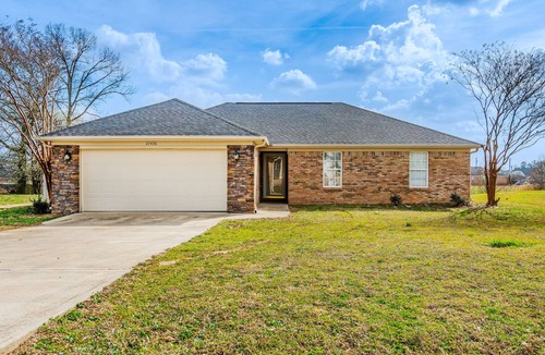 Athens House | Home 3 bedroom sleeps 8 · Airport · I-65 · Toyota