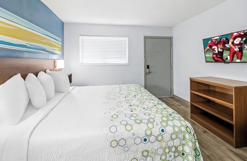 Florence Hotel | HomeTowne Studios by Red Roof Florence, KY-Cincinnati Airport