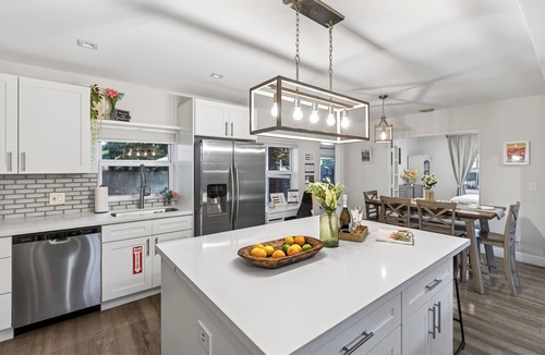 Middle River Terrace House | Hot Tub + Firepit + Al Fresco Dining | 10mins to Beach | Middle Terrace Cottage