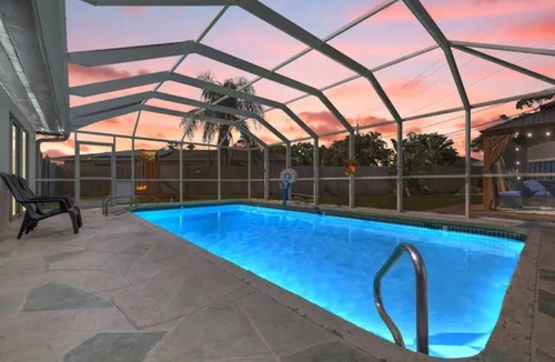 Villas House | Hot tub, Gazebo, Firepit Table Getaway Oasis House!