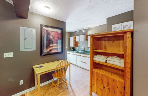 Bloomington Cottage | Hot Tub, Lake Monroe Views! 22-acre Outdoor Oasis