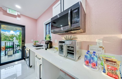Buena Vista House | Hot Tub + Makeup Bar + Karaoke + Design District