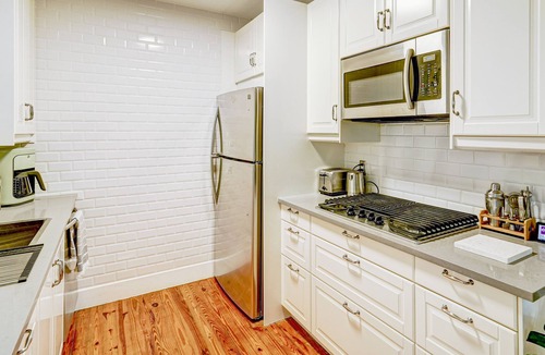 Seybold House | Hot tub Paradise: outdoor kitchen & personalized attention. Pet-friendly+parking