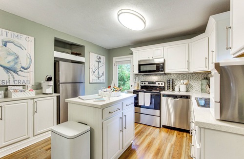 Mississippi City House | Hot Tub & Private Backyard! Gulfport Group Getaway
