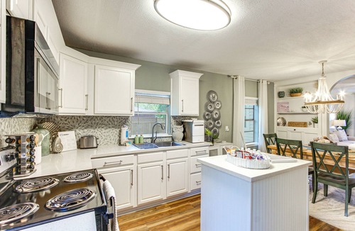 Mississippi City House | Hot Tub & Private Backyard! Gulfport Group Getaway