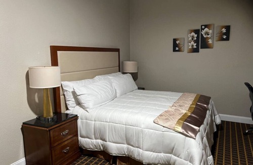 Laurel Hotel | Hotel Pinehurst- Jean Theatre, Suite 103