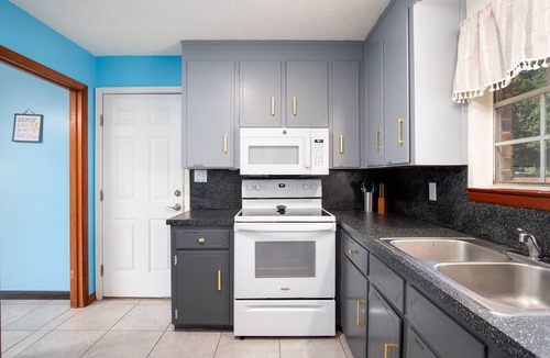 Bellview House | HUGH PRIVATE POOL - Game/Fitness room, close to popular attractions and beach!