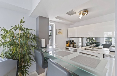 South Beach Condo | Iconic Carlyle on Ocean Drive, Beachfront, Guest Favorite, Walk Everywhere