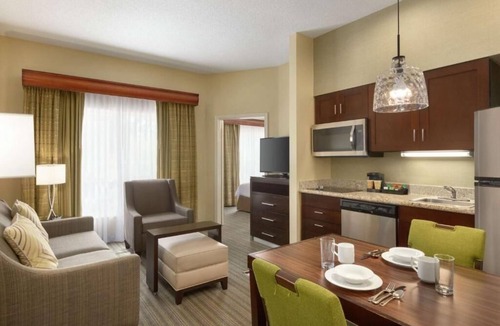 Feather Sound Hotel | Ideal Mix of Relaxation & Fun! 2 Spacious Units, Free Breakfast, Full Kitchen!